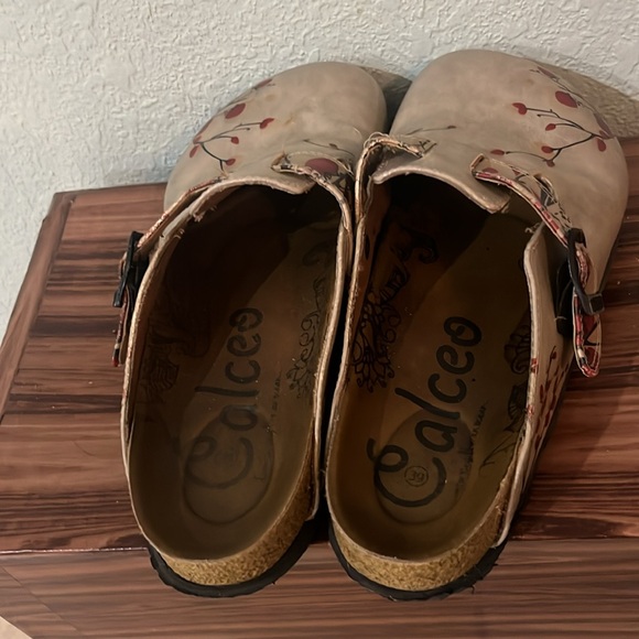 Women's Cream and Red Floral Clogs - Picture 7 of 7